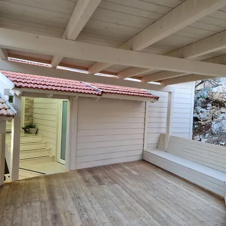 Vida Bhermon 2, One Small Wooden Cabin Majdal Shams Exterior photo